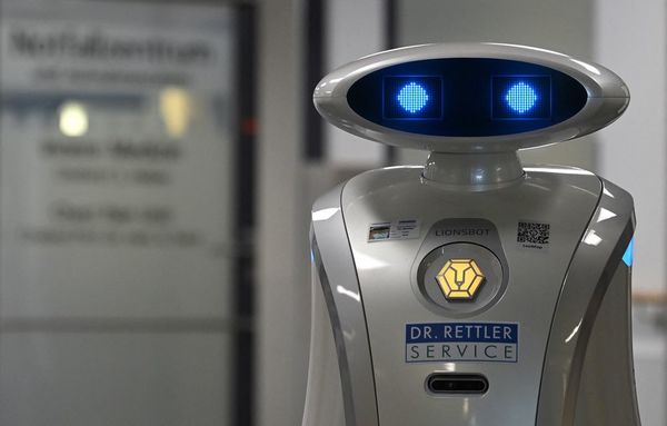 Conoce a Franzi: el robot que limpia, canta en alemán y distrae a los enfermos