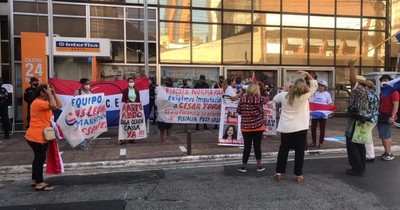 La Nación / Mujeres exigen salida de la ministra Nilda Romero