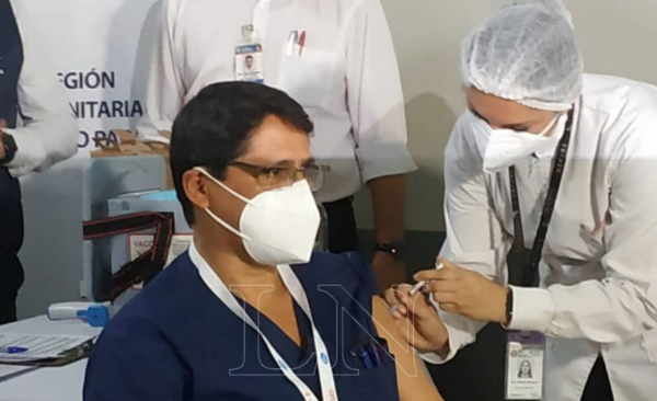 Diario HOY | Alto Paraná prosigue con el ciclo de vacunaciones a personal médico
