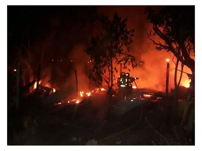 Borracho incendió su propia casa y el fuego alcanzó vivienda de una vecina