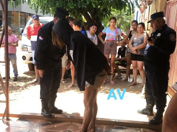 Vecinos atraparon a motoasaltante mujer y la entregaron a la policía