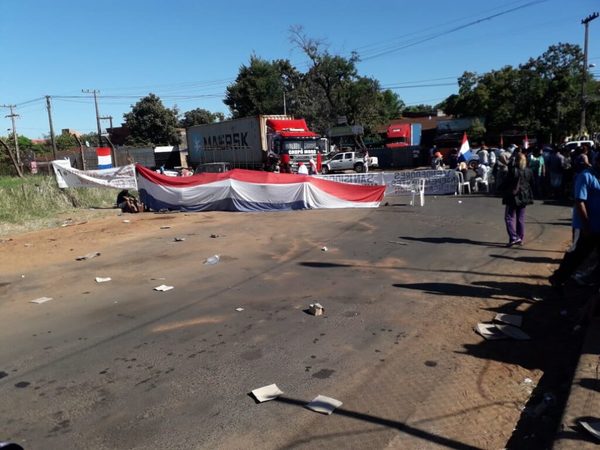 Encarnación: Camioneros logran acuerdo con comerciantes para liberar el paso fronterizo | Ñanduti