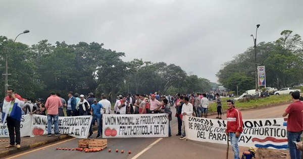 La Nación / Productores frutihortícolas cierran Ruta PY02 ante falta de respuesta del MAG