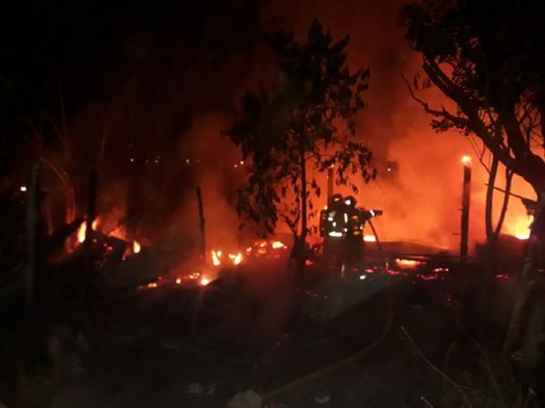 Incendio consume dos precarias viviendas en Ciudad del Este