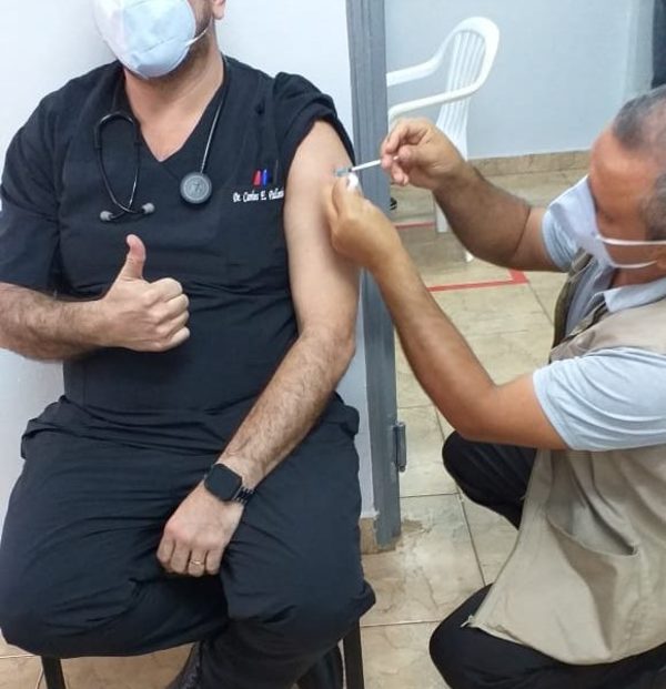 Dr. Carlos Pallarolas recibe vacuna anticovid