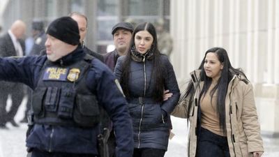 Juez ordena la detención temporal de Emma Coronel durante su audiencia