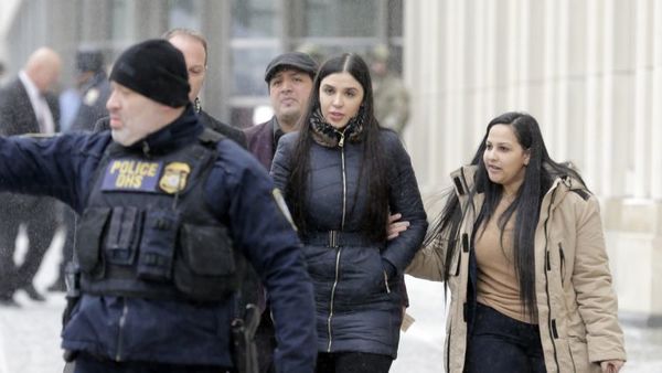 Juez ordena la detención temporal de Emma Coronel durante su audiencia