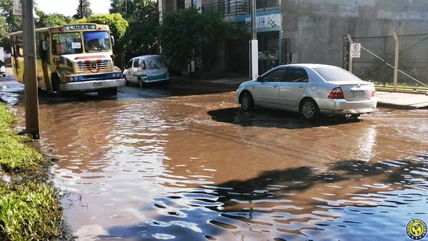 Laguna en plena calle de Luque •