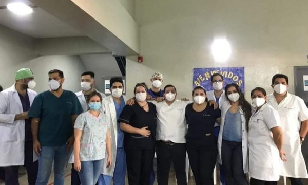 Emotivo homenaje de directora del IPS al personal de blanco que lucha contra el Covid