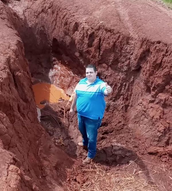 "Camilo Vale" se tira en una sanja para pedir votos a sus correligionarios en Pedro Juan Caballero
