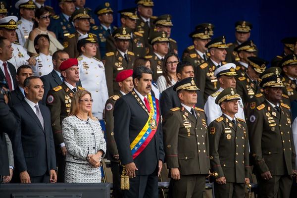 Jerarcas chavistas reciben vacunas antes que sanitarios y adultos mayores - Mundo - ABC Color