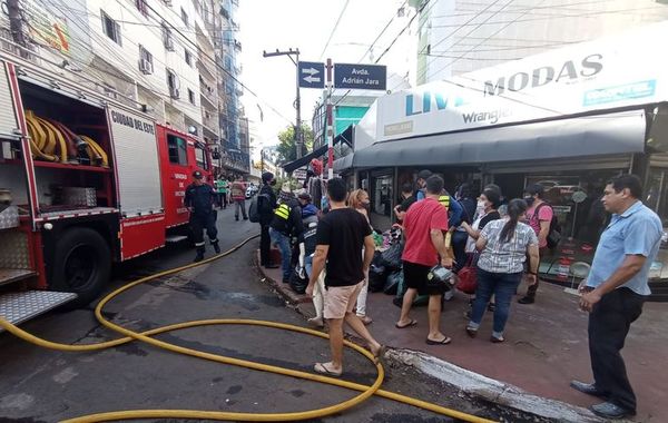 Cortocircuito causa incendio en dos locales del centro de Ciudad del Este - ABC en el Este - ABC Color