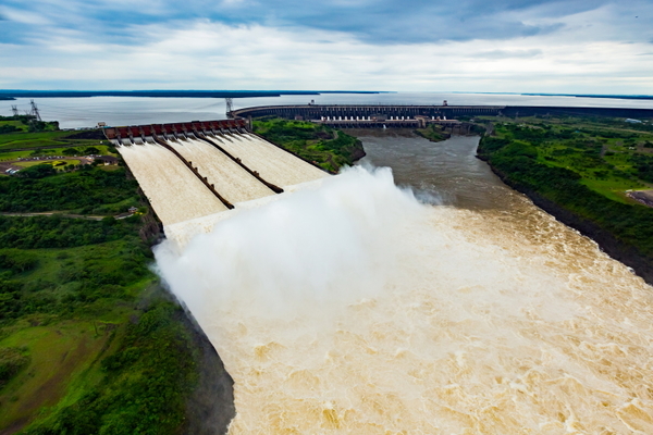 FF.AA. de Brasil y Paraguay ENSAYAN invasión y recuperación de Itaipú de TERRORISTAS