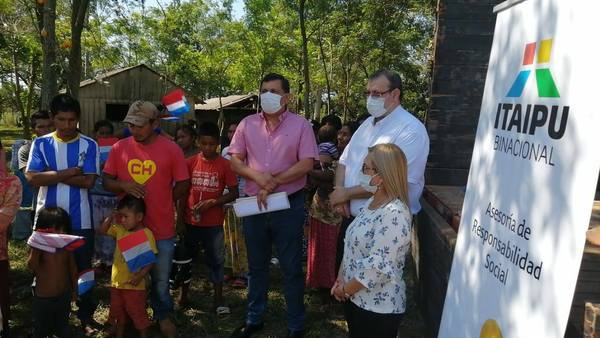 Entregan 75 hectáreas a comunidad indígena de Yhú - Noticiero Paraguay
