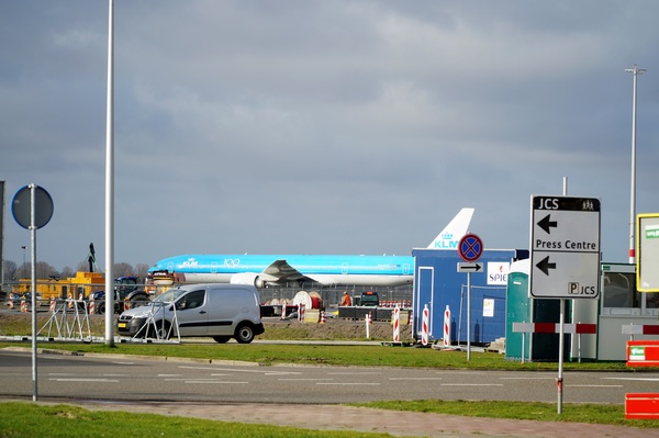 La brasileña Embraer le entrega a la holandesa KLM el primero de sus mayores aviones - MarketData