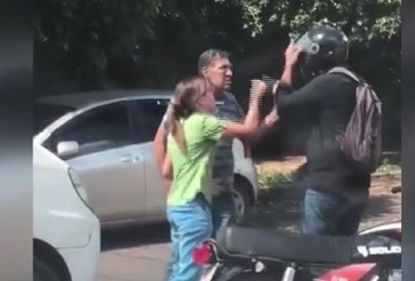 Violencia en tránsito Asunceno: A los golpes en plena Avenida. - SNT