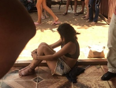Mujer asaltó con cuchillo en mano y vecinos la capturaron