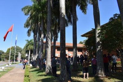 Larga fila en la UNA para autenticar certificado de estudio y diploma - Nacionales - ABC Color