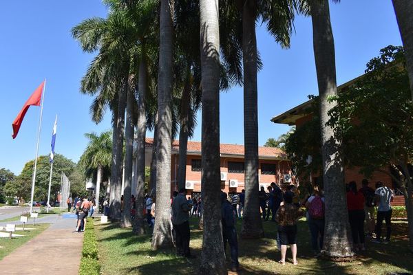 Larga fila en la UNA para autenticar certificado de estudio y diploma - Nacionales - ABC Color