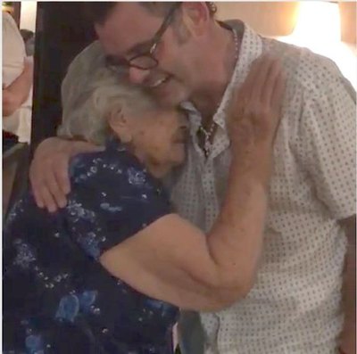 Crónica / Una bisabuela lloró al conocer a su máximo ídolo: el Chapori