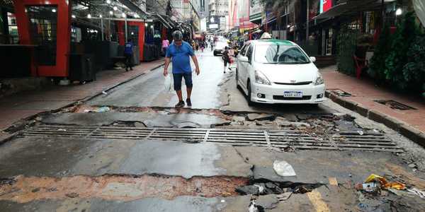 Avenida DESTROZADA y el intendente de CDE sigue “AHORRANDO”