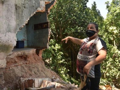 Viven con temor a más derrumbes y obras aún no llegan cerca del cauce