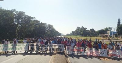 Centenares de cultivadores bloquearon ruta para pedir destitución de Bertoni - Nacionales - ABC Color