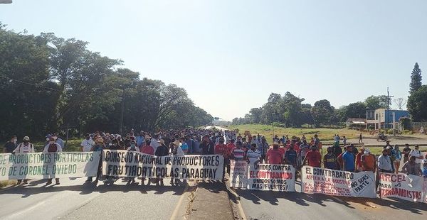 Centenares de cultivadores bloquearon ruta para pedir destitución de Bertoni - Nacionales - ABC Color