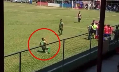 Diario HOY | Jugador genera polémica en redes al simular golpe con una cáscara de naranja