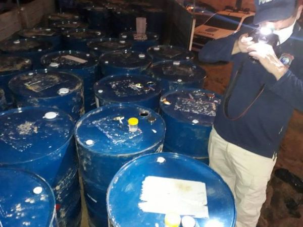 Fiscalía incautó 50 tambores con precursores químicos para cocaína