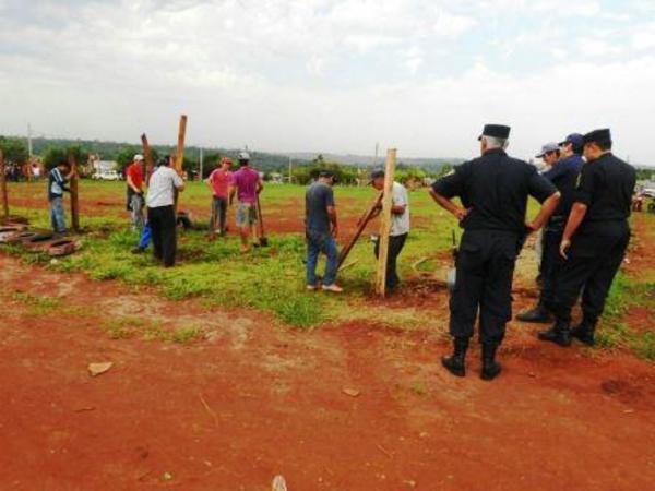 Más de 80 policías y 10 patrulleras para un cartel y alambrado