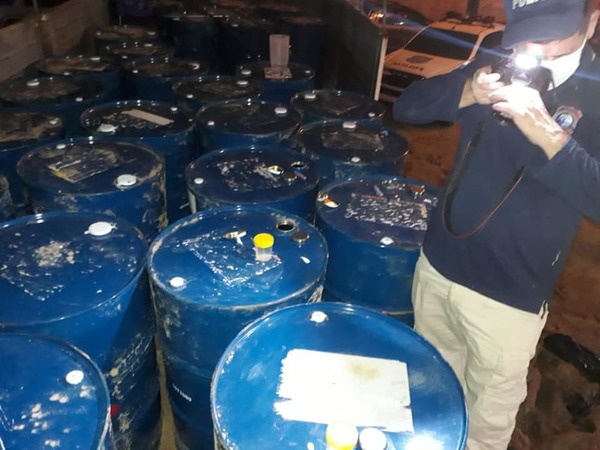 Fiscal antinarcótico intervino en incautación de 50 tambores de precursores químicos para cocaína