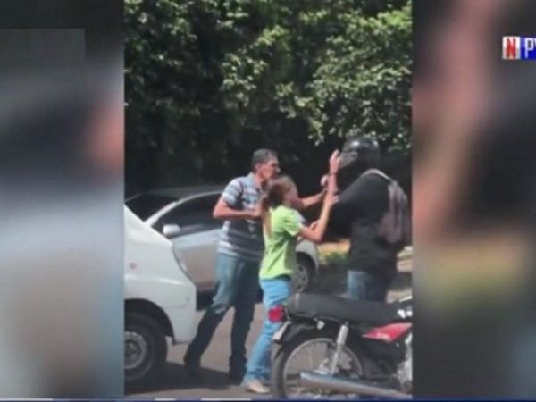 Motoca y camionero se tomaron a golpes
