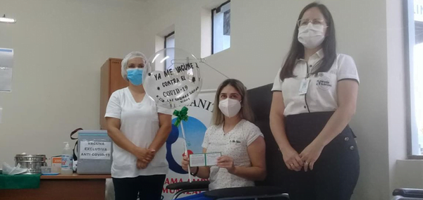 Liliana Chaparro es la primera en recibir la vacuna en el departamento de Caaguazú - Noticiero Paraguay