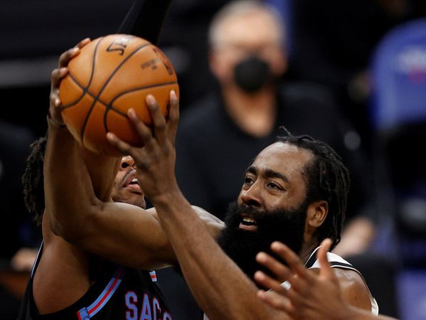 Harden y Doncic brillan y dan sendas victorias a Nets y Mavericks