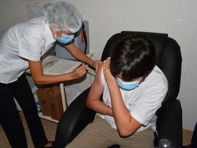 Aplican las primeras vacunas contra el Covid-19 en Guairá y Caaguazú