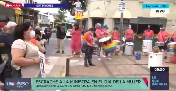 Mujeres recuerdan su día exigiendo la renuncia de la ministra Romero - ADN Digital