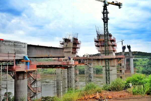 Culminó el empuje del primer tablero en el lado paraguayo del Puente de la Integración