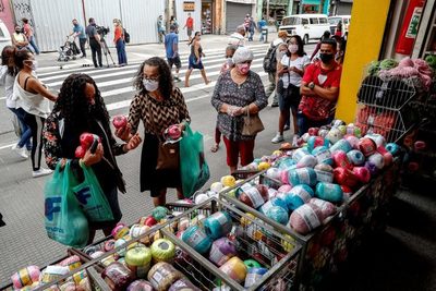 La confianza de los consumidores en Brasil vuelve a subir tras cuatro caídas - MarketData