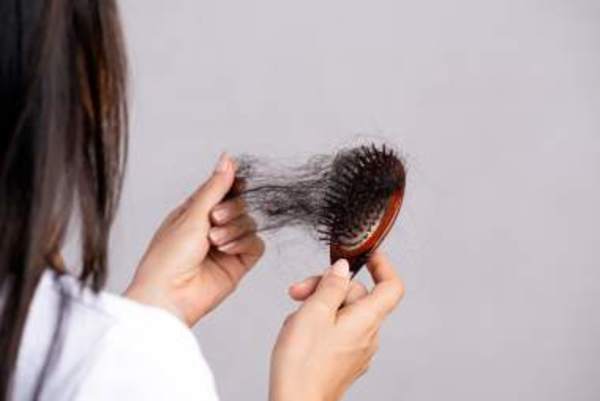 Una mujer se da cuenta de que contrajo el covid-19 solo después de que comenzara a perder “grandes mechones” de cabello | Ñanduti