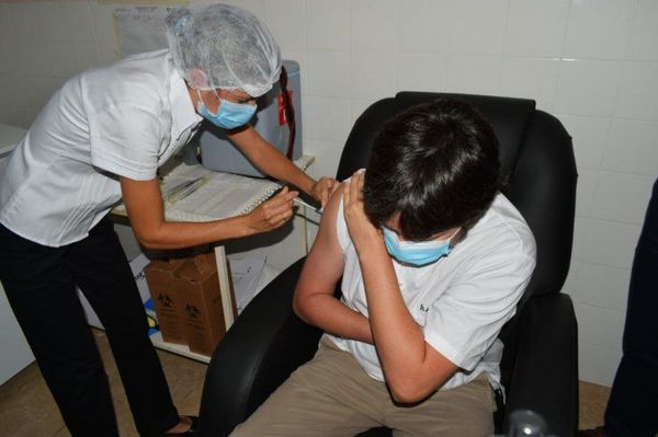 Aplican las primeras vacunas contra el Covid-19 en Guairá y Caaguazú
