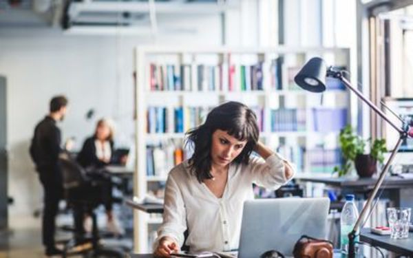 Estadísticas y Censos: A mujeres les cuesta más conseguir trabajo y ganan menos que los hombres