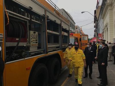 Bomberos reciben dos vehículos hidrantes donados por el gobierno de Taiwán - Nacionales - ABC Color