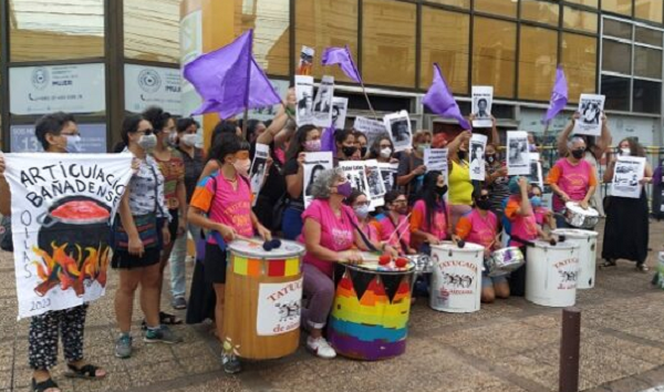 Mujeres piden a ministra dejar de ser “chupamedia” de Marito - Noticiero Paraguay