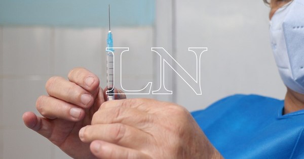 La Nación / Autoridades sanitarias justifican vacunación al personal de apoyo en centros médicos