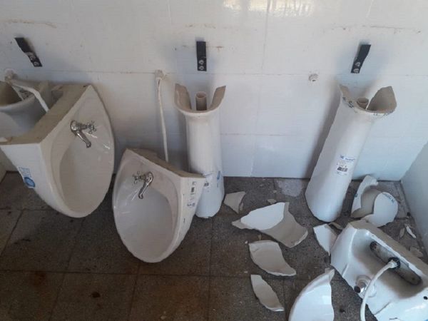 Destruyen baños de humilde escuela en San Ignacio