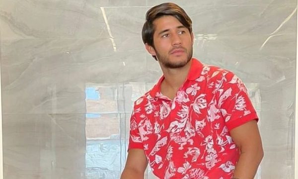 Pelotero “Tito” Torres posa como modelo, ignorando a Lazaga