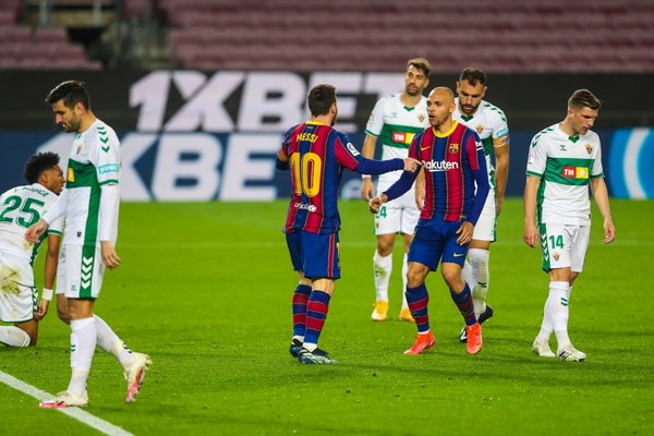 Messi lleva al Barcelona al triunfo ante el Elche