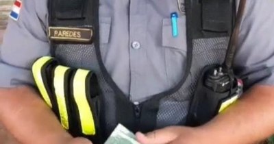 La Nación / Graban a inspector de Patrulla Caminera contando dinero de presunta coima