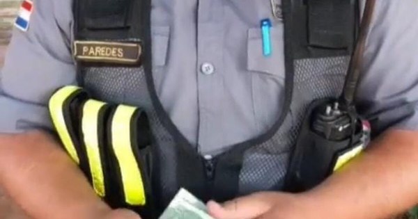 La Nación / Graban a inspector de Patrulla Caminera contando dinero de presunta coima